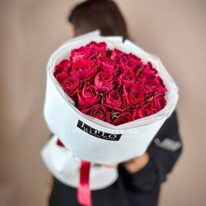 Букет красных роз мадам ред в Элисте