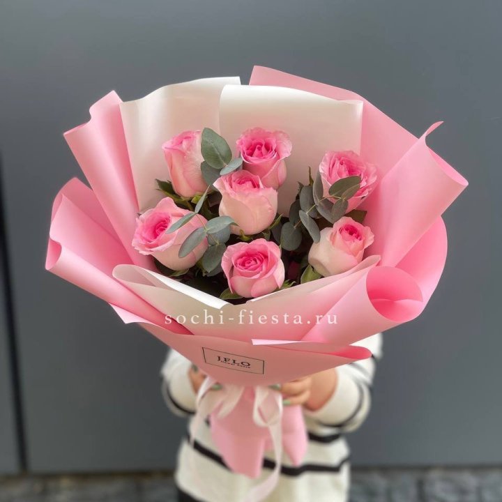 7 роз с эвкалиптом с доставкой в Элисте