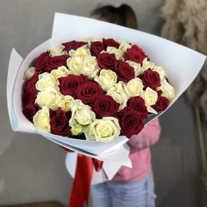 51 красная и белая роза в Элисте