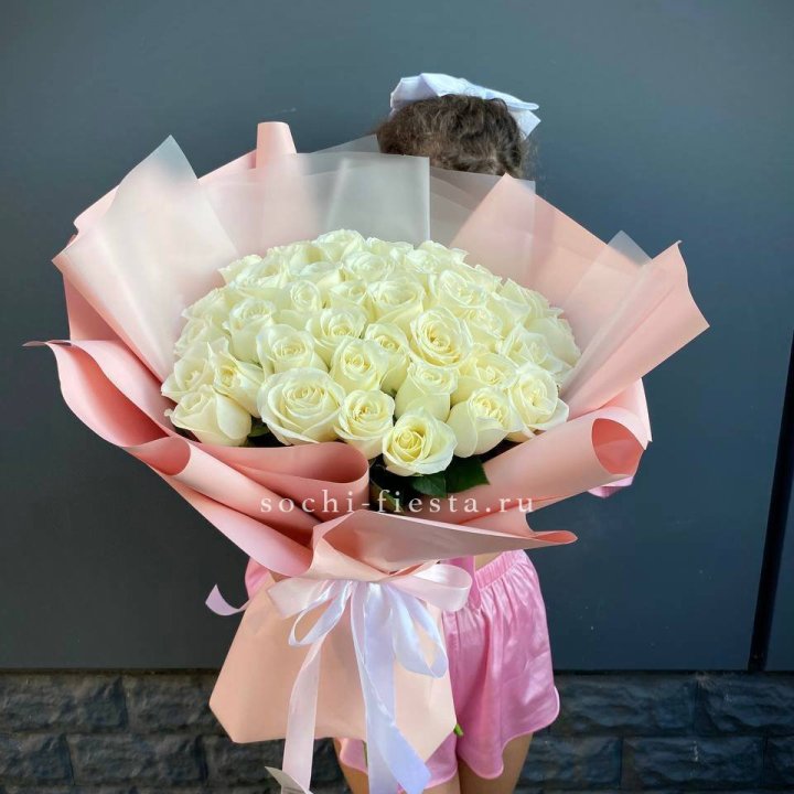 35 белых роз в Элисте