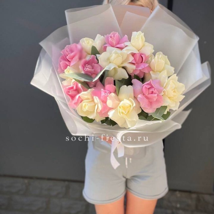 15 бело-розовых роз в Элисте