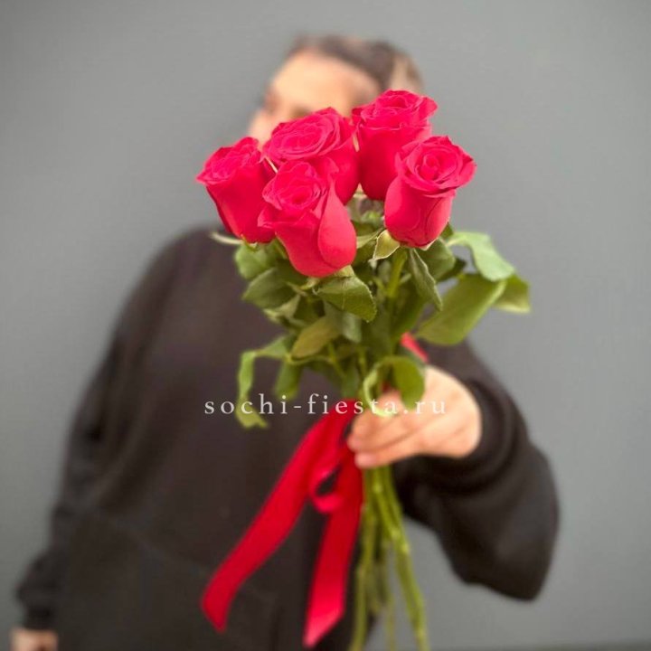 Букет 5 красных роз  в Элисте