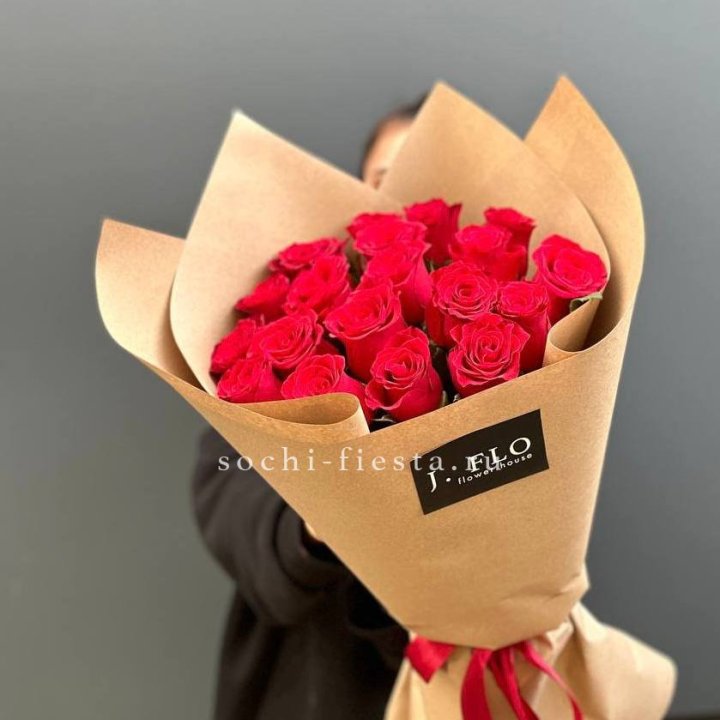 19 красных роз в крафте в Элисте