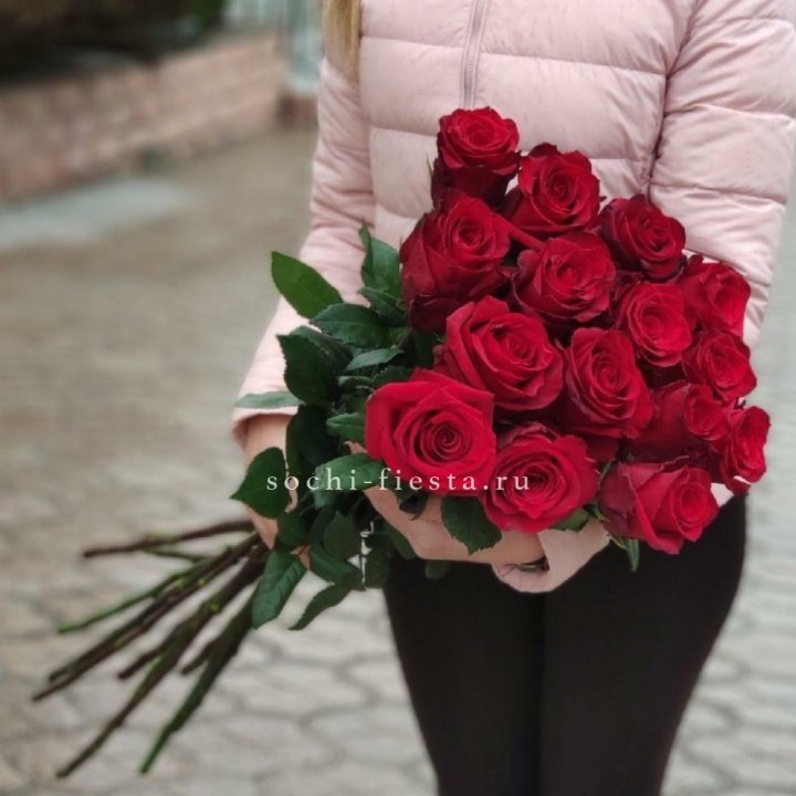 15 высоких красных роз в Элисте