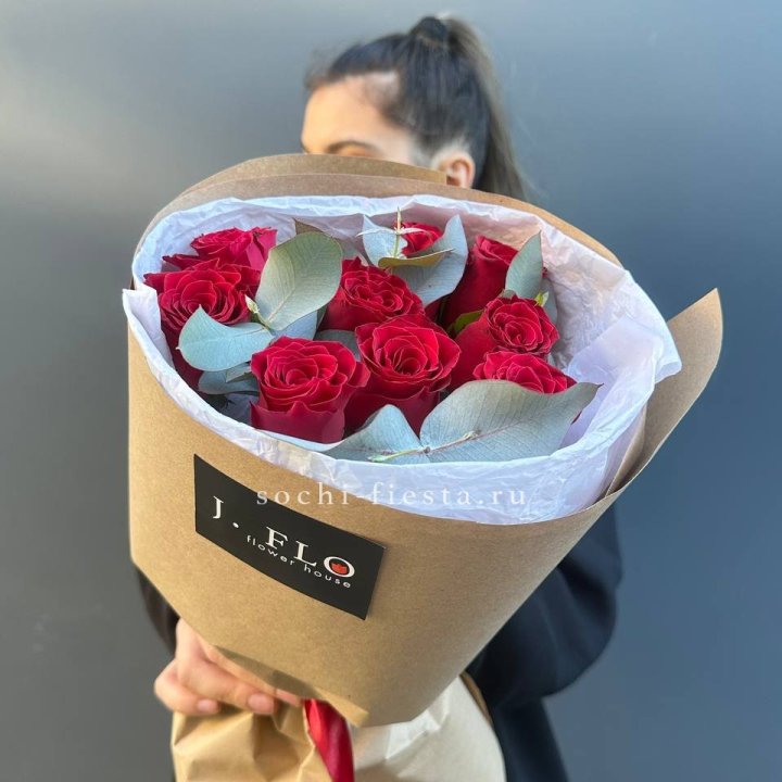 9 роз с эвкалиптом в Элисте