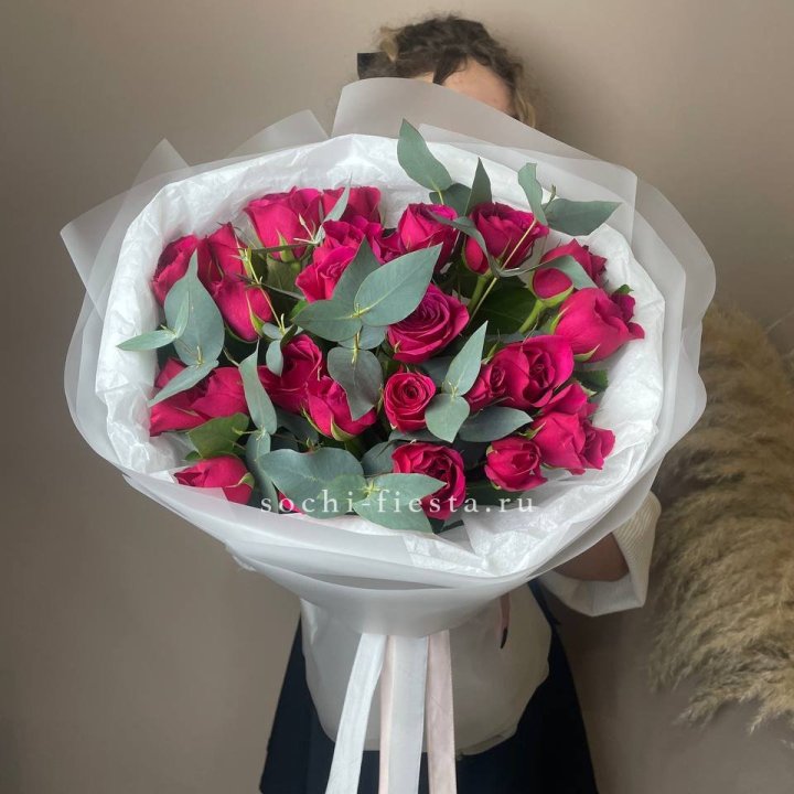 25 малиновых роз с эвкалиптом в Элисте
