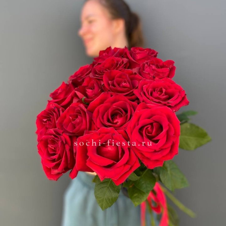 15 красных роз под ленту в Элисте