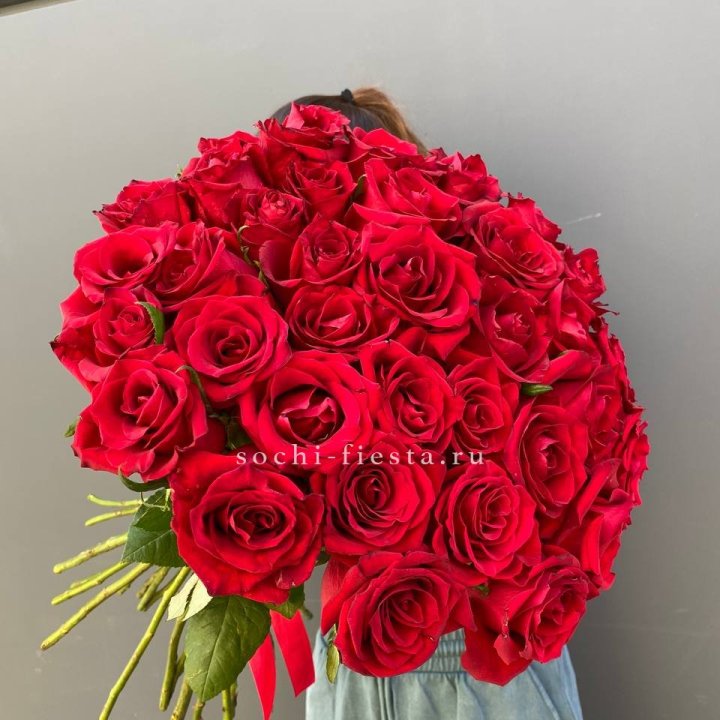 35 красных роз под ленту с доставкой в Элисте