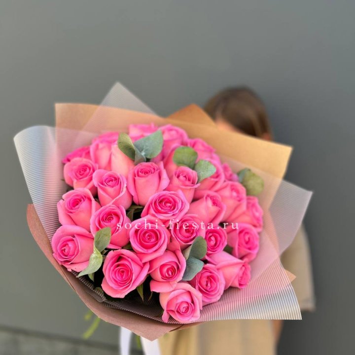 31 розовая роза с эвкалиптом в Элисте