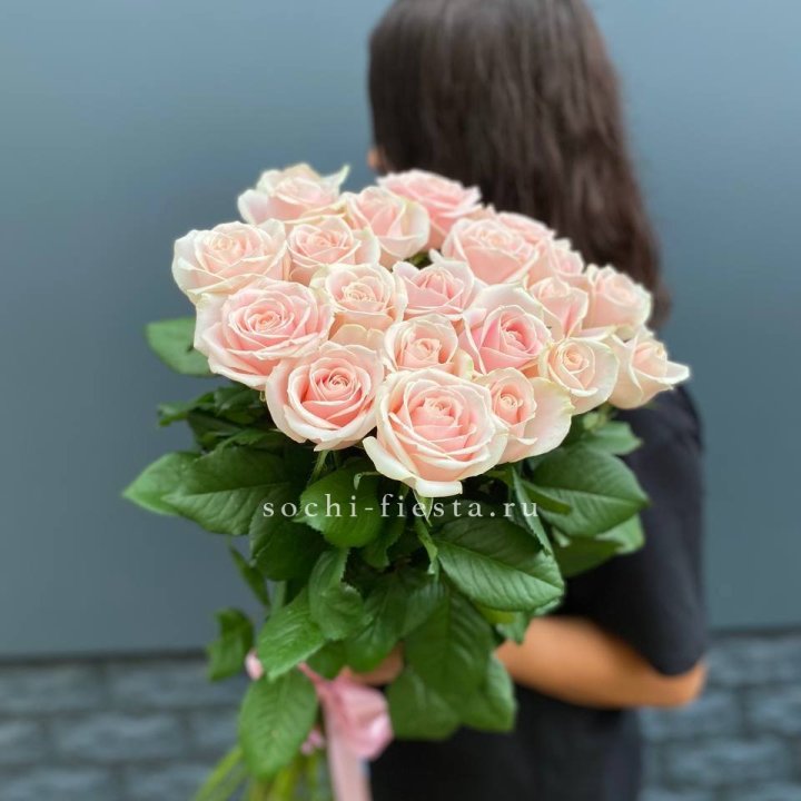 Высокие розовые розы в Элисте