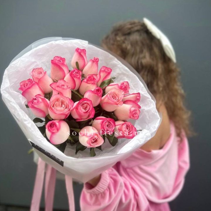 21 розовые розы Венди  в оформлении в Элисте