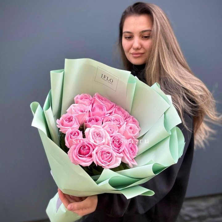 17 розовых роз в Элисте