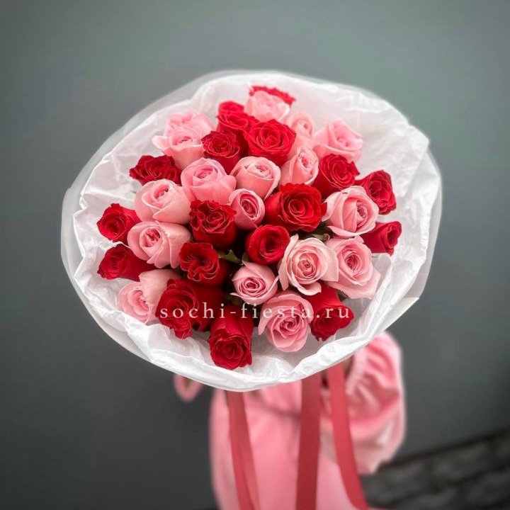 Букет красных и розовых 35 роз в Элисте
