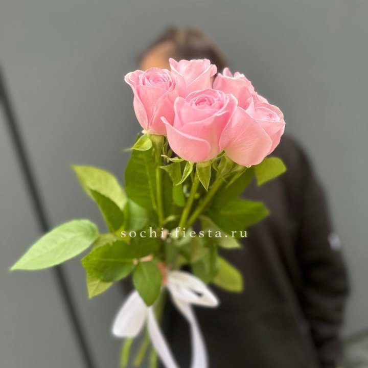 Букет 5 розовых роз  в Элисте