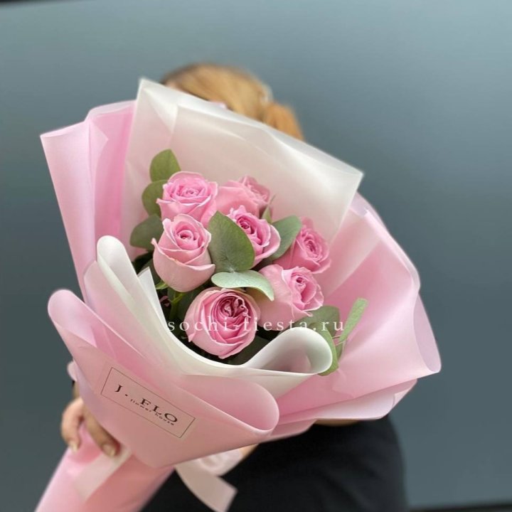7 розовых роз с эвкалиптом в Элисте