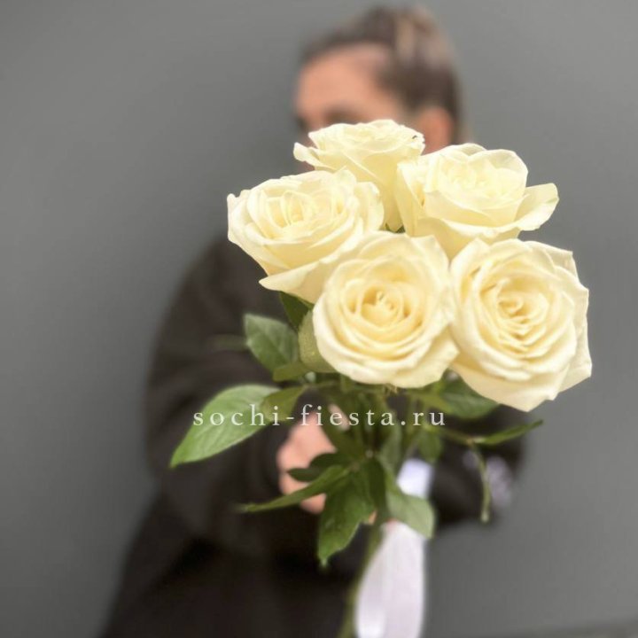 Букет 5 белых роз  в Элисте