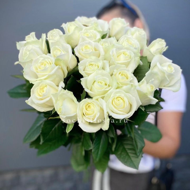 Голландские розы белые 25 с доставкой в Элисте