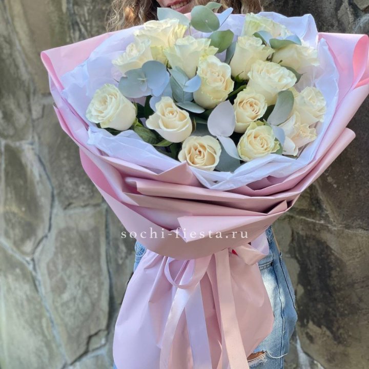 Белые розы в авторском оформлении с доставкой в Элисте