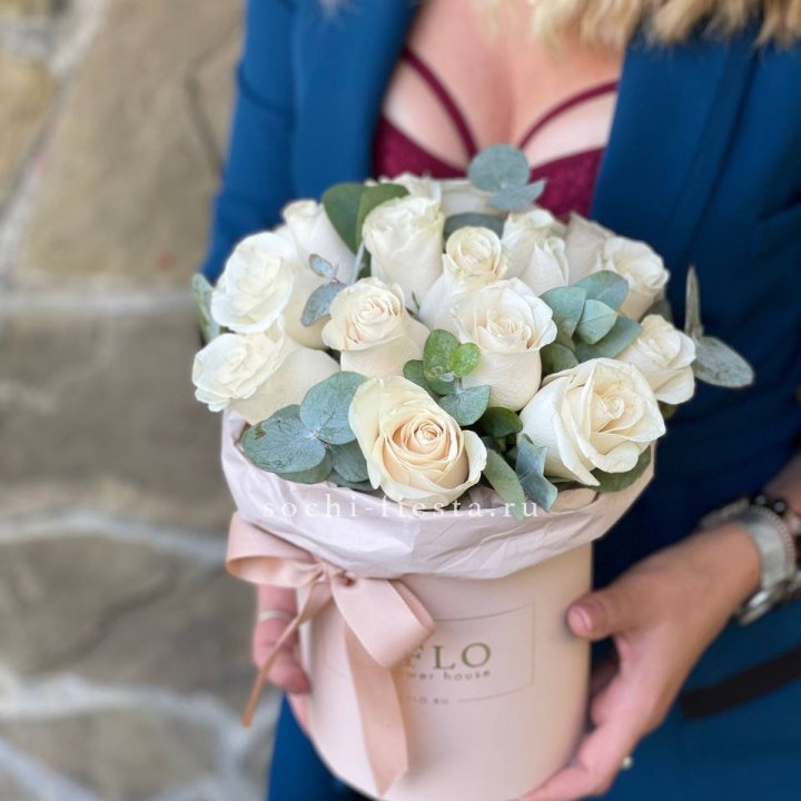 Цилиндр из белых роз в Элисте