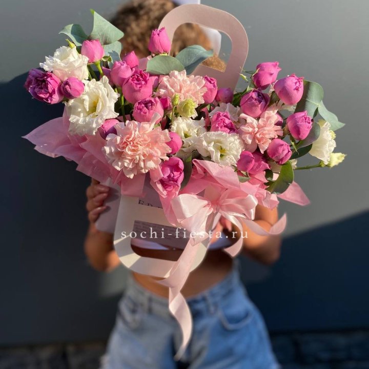 Сумочка с кустовой розой и диантусами в Элисте